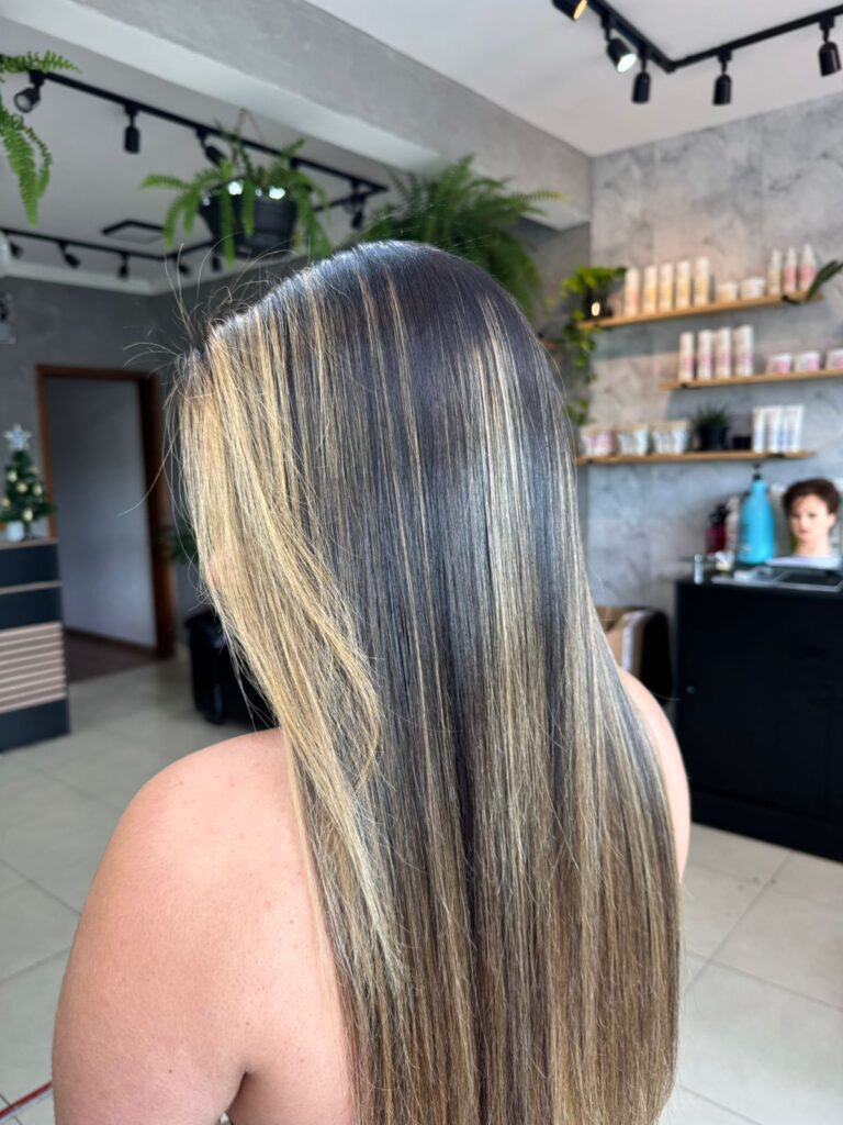 Coloração e mechas – Studio Martinelli, Jardim Santa Fé, São Paulo - SP – foto 3