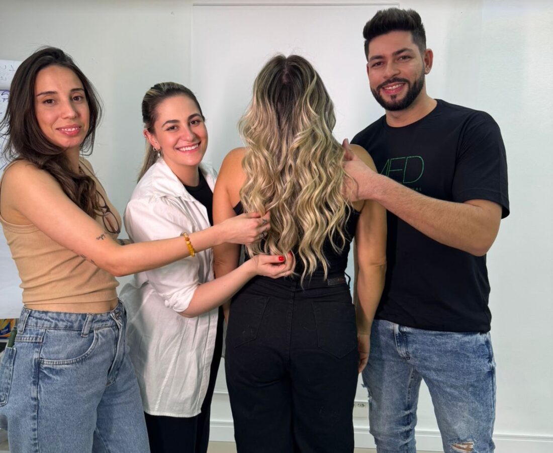 Equipe do Studio Martinelli com uma cliente de cabelo loiro mechado